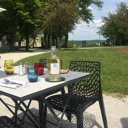 מלון Restaurant Des Remparts שומון