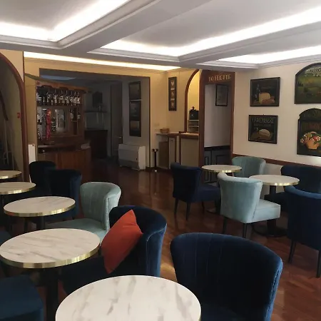 מלון Restaurant Des Remparts 3*