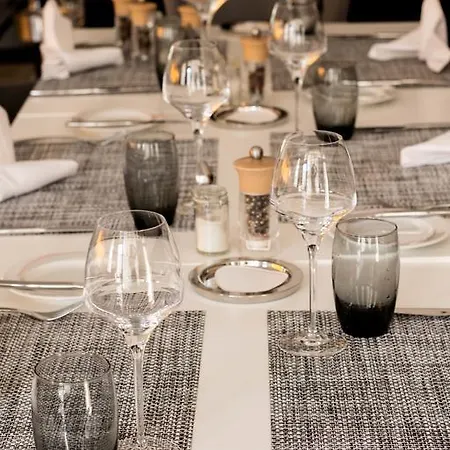 מלון Restaurant Des Remparts שומון