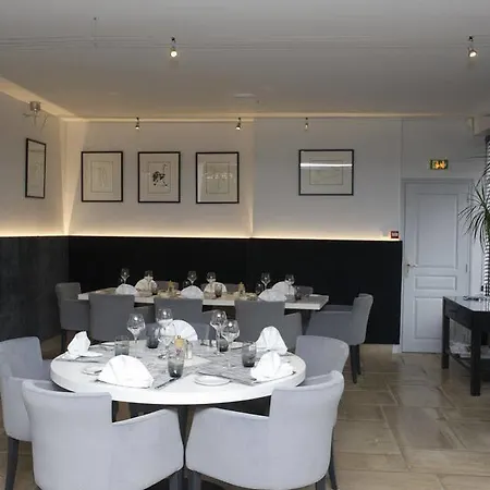 Restaurant Des Remparts فندق شومونت